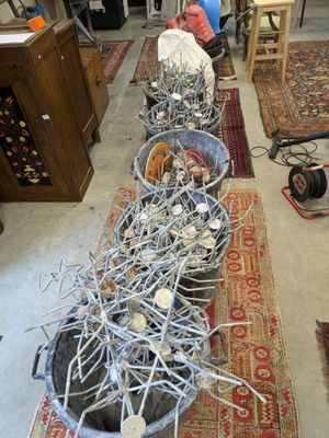 Lot comprenant 7 poubelles en plastique noir, contenant des trépieds p - Photo 1