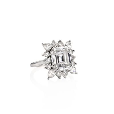 une bague à grappes d'émeraudes et de diamants
