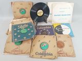 beaucoup de disques et un coffret à disques posés sur la table