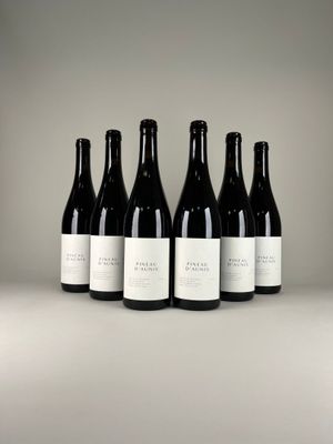 six bouteilles de vin sont alignées dans une rangée