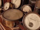 many different types of gauges on display in a room