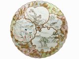 une assiette avec une peinture posée sur une table