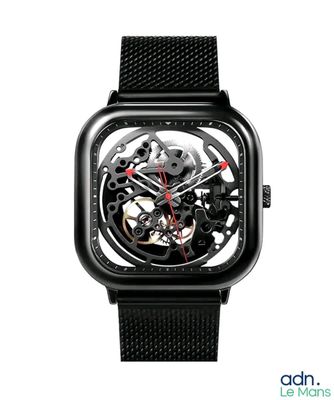 un gros plan d'une montre noire dotée d'un bracelet en maille noire