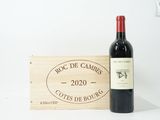 une bouteille de vin posée à côté d'une caisse en bois