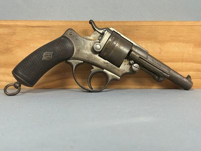 un gros plan d'un revolver posé sur une surface en bois