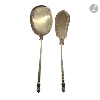 une paire de cuillères en argent sur fond blanc, avec un fond blanc