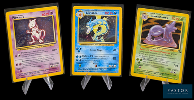 Trois cartes Pokémon différentes sont représentées sur un fond noir