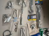 un grand nombre d'outils posés sur une table