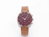 une photo d'une montre-bracelet avec un cadran rouge et un bracelet en cuir marron