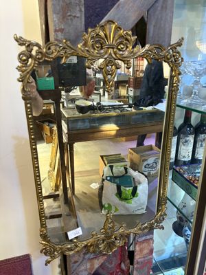 un miroir posé sur une étagère dans une pièce