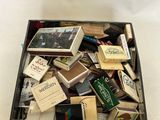 une boîte pleine de livres posée sur une table