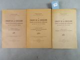 Trois livres sont posés sur une table ; l'un est ouvert et l'autre est fermé.