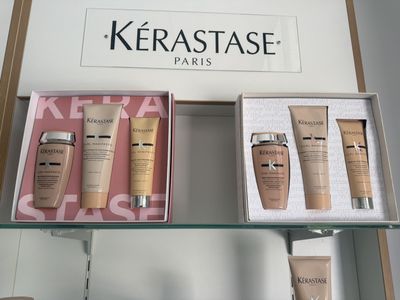 des flacons de produits Kérastase sur une étagère dans un magasin