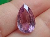 Quelqu'un tient dans sa main un très joli diamant rose.