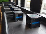 de nombreux cartons posés par terre dans une pièce