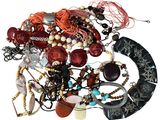 un tas de colliers et de bracelets assortis posés sur une surface blanche