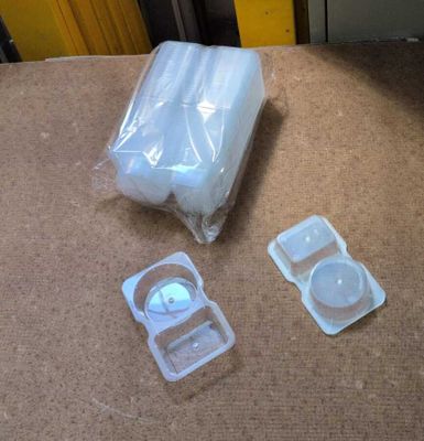 un récipient en plastique et deux récipients en plastique posés par terre