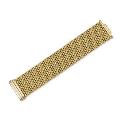 un bracelet en maille dorée muni d'un fermoir