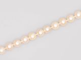 un rang de perles sur fond blanc