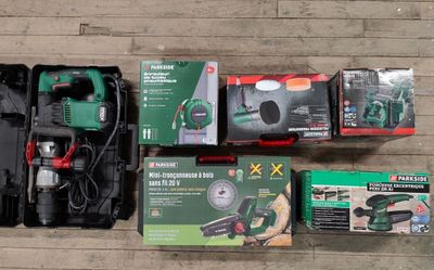 une boîte d'outils électriques posée par terre à côté d'une boîte à outils
