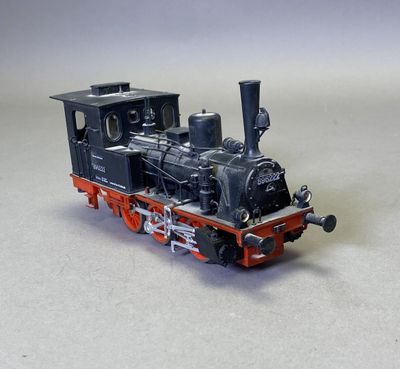un petit train posé sur une table