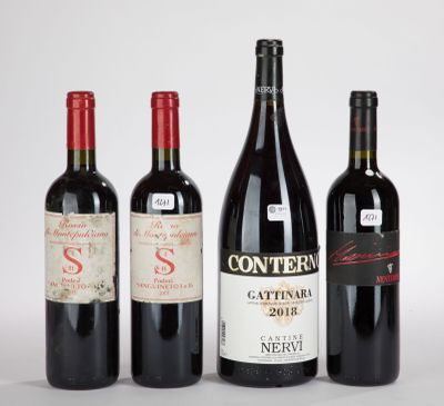 trois bouteilles de vin rouge sont posées les unes à côté des autres sur une surface blanche