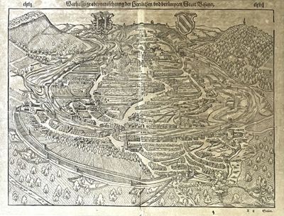 une vieille carte d'une ville, avec une rivière et des montagnes en arrière-plan