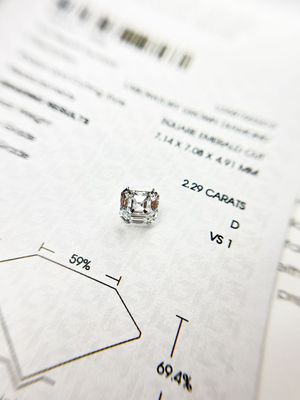 Diamant de synthèse de 2,29 carats de forme carrée émeraude, avec cert