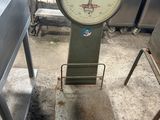 une balance de grande taille posée au sol