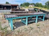 une table posée au milieu d'un champ