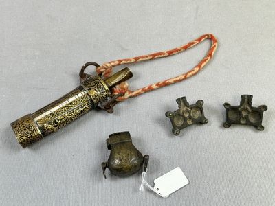 Lot oriental : petite réserve à poudre, moule à balles, poir…