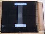 une photo d'une plaque de cuisson en verre noir ornée d'une bande blanche