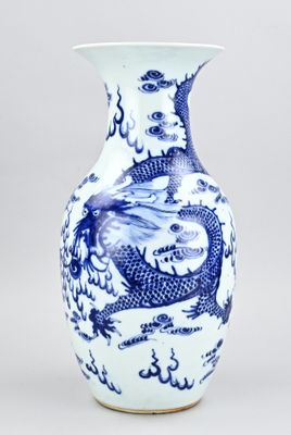 vase bleu et blanc orné d'un motif représentant un dragon