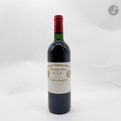 une bouteille de vin posée sur une table