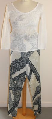 une chemise blanche et un pantalon noir sur un présentoir pour mannequin
