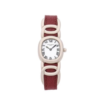 une image d'une montre de poignet de femme avec des chiffres romains