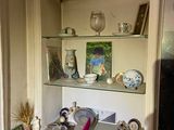 une étagère sur laquelle sont posés de nombreux objets