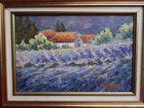 une peinture à l'huile représentant une maison dans un champ de lavande