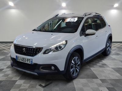 le 4x4 blanc est garé dans une grande pièce au sol en damier