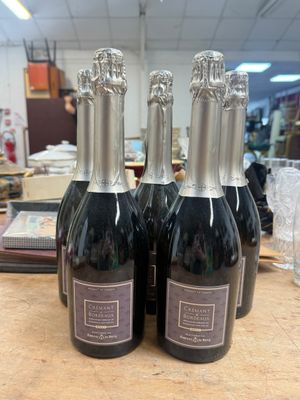 trois bouteilles de vin posées sur une table en bois