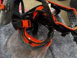 un casque et des lunettes de protection posés sur une table