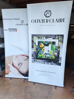 deux bannières exposées dans une pièce