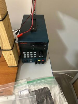 un petit appareil électronique posé sur une table