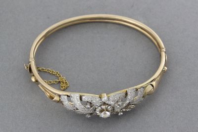 Gros plan sur un bracelet en or orné de diamants