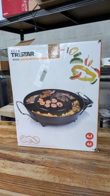 une boîte de nourriture posée sur le comptoir d'un magasin
