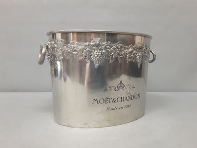 une photo d'un seau à glace argenté posé sur une table