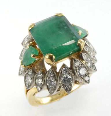 une bague en émeraude et diamant, par van cleef