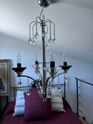 un lustre suspendu au plafond d'une chambre