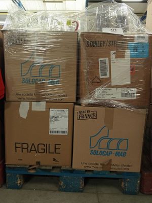 de nombreux cartons empilés les uns sur les autres dans un entrepôt