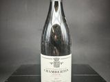 une bouteille de vin posée sur une table